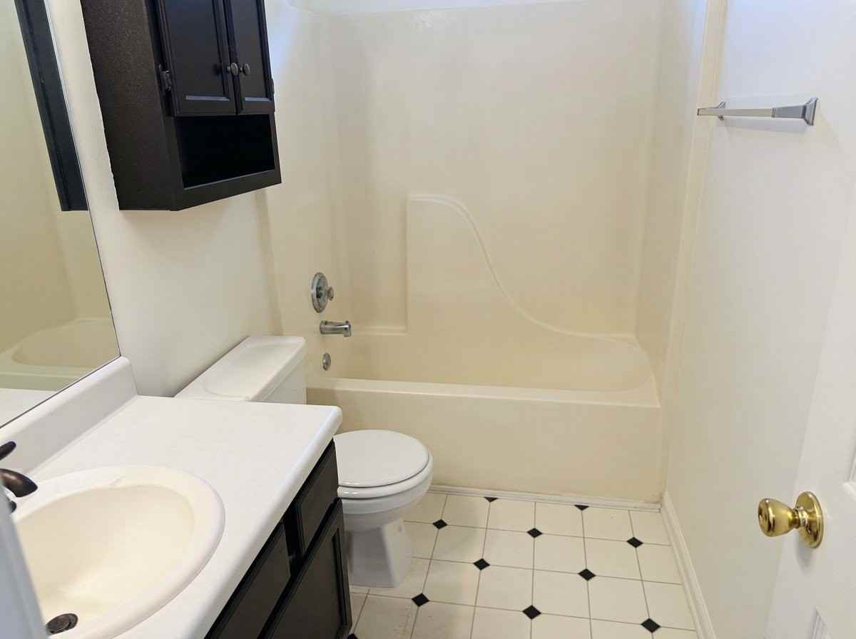 1596 Wembley Dr - Photo 6 of 12