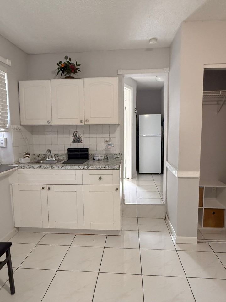 5231 Sw 7th St - Photo 2 of 3
