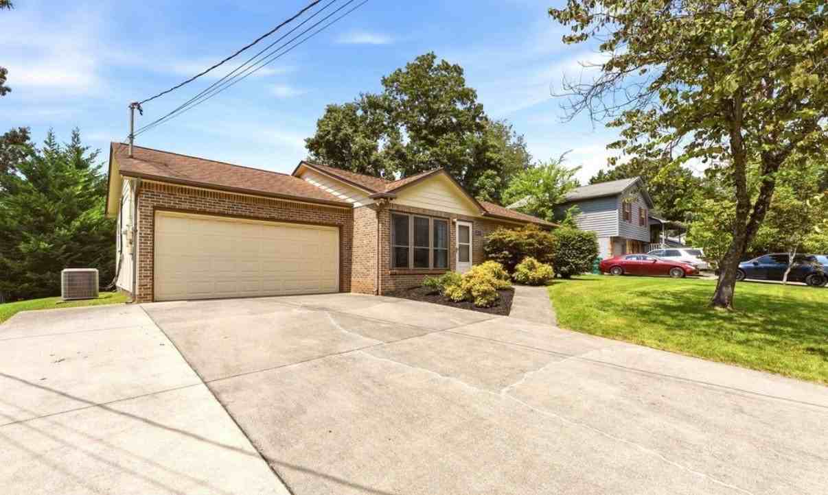 1409 Waynesboro Ln - Photo 2 of 20