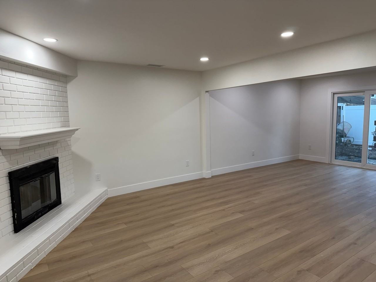 685 Center St - Photo 3 of 5