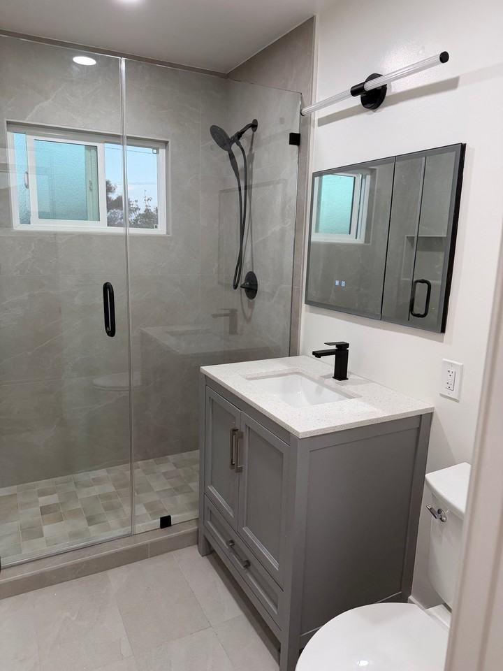 685 Center St - Photo 4 of 5