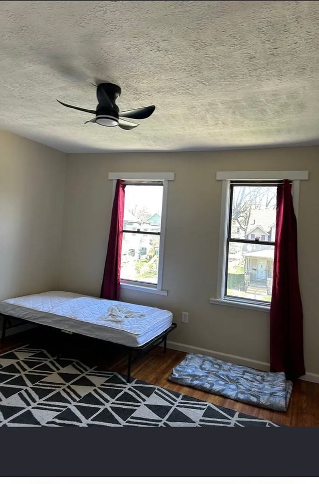 261 Clarendon Ave - Photo 5 of 6