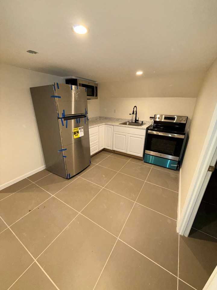 846 E 48th St #1 - Photo 3 of 9