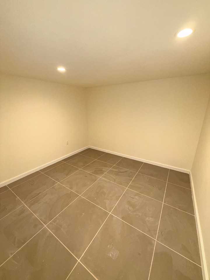 846 E 48th St #1 - Photo 6 of 9
