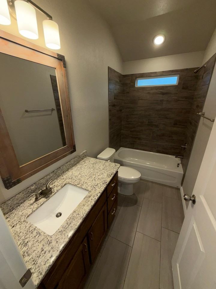 1066 United Dr - Photo 2 of 19