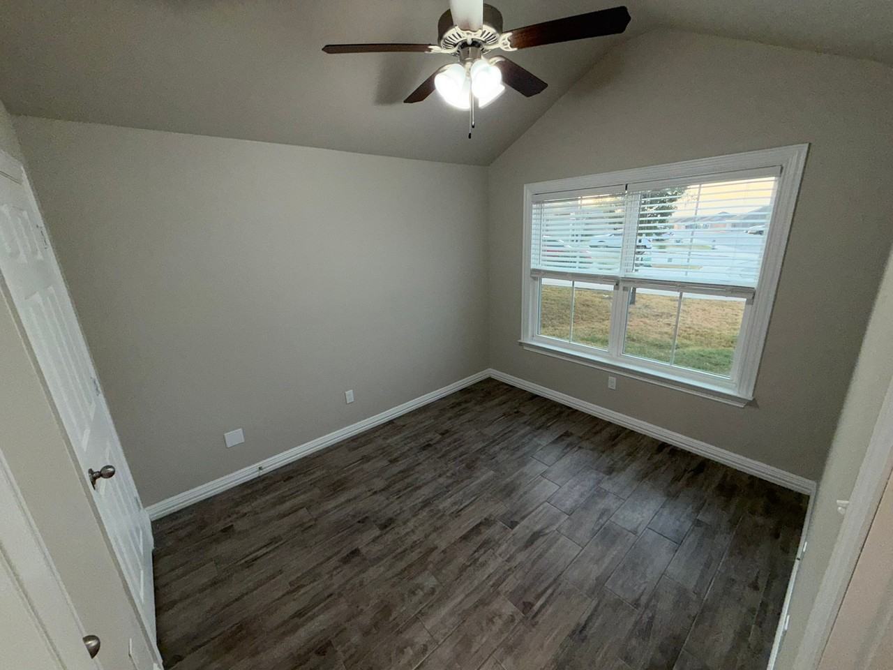 1066 United Dr - Photo 4 of 19