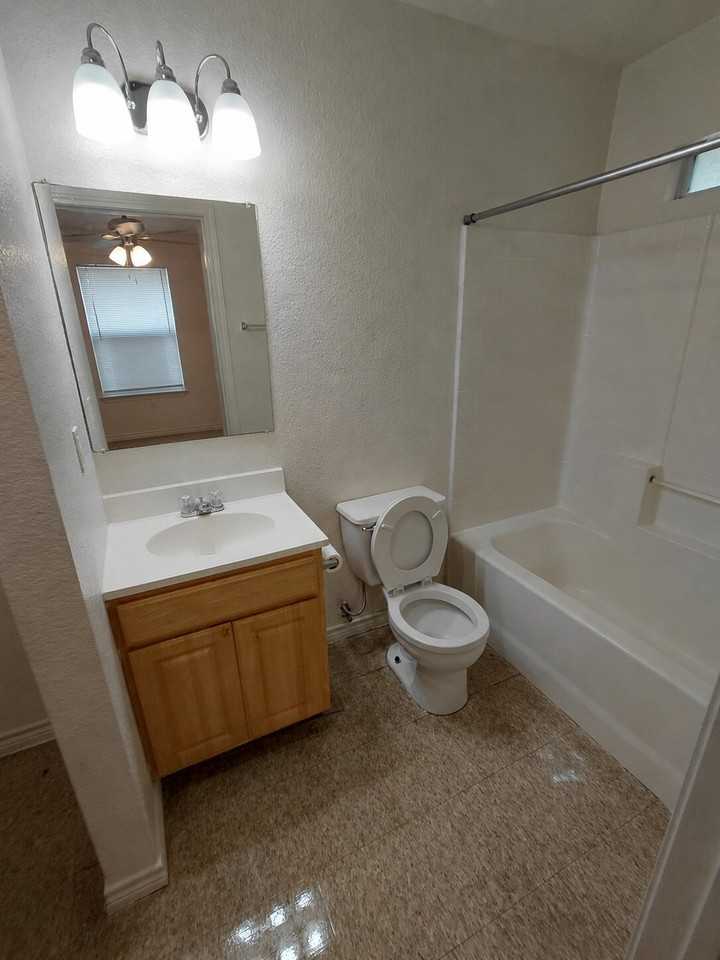 727 East Avenue D - Photo 3 of 5