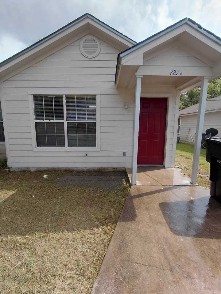 727 East Avenue D - Photo 5 of 5