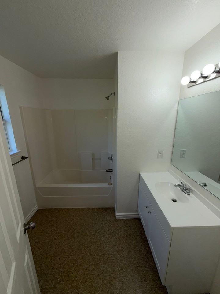 212 S 12th St - Photo 4 of 17