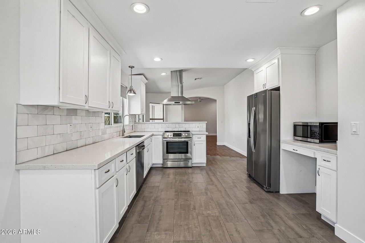 17181 N 52nd Ave - Photo 5 of 47