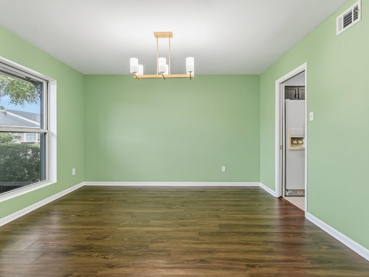 468 Longmeadow St - Photo 7 of 35