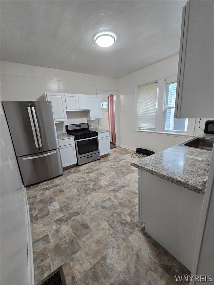 40 Kamper Ave - Photo 5 of 11