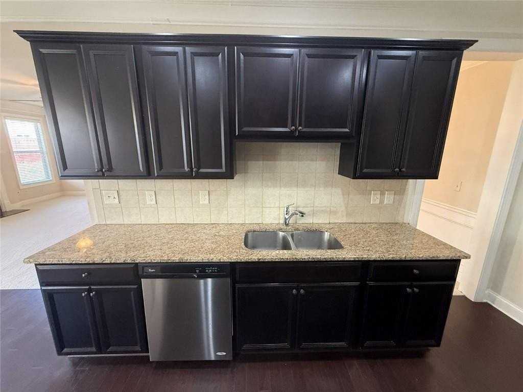 5085 Breezewood Cir - Photo 4 of 42