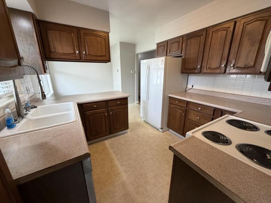 2437 Howard Ave - Photo 3 of 10