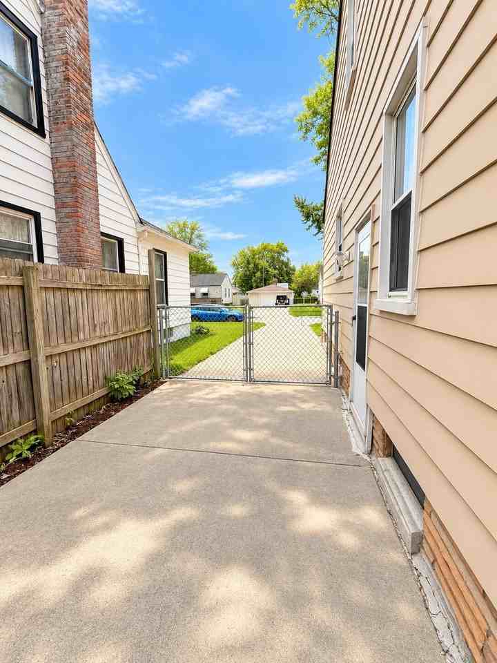 1819 Richmond Ave - Photo 5 of 13