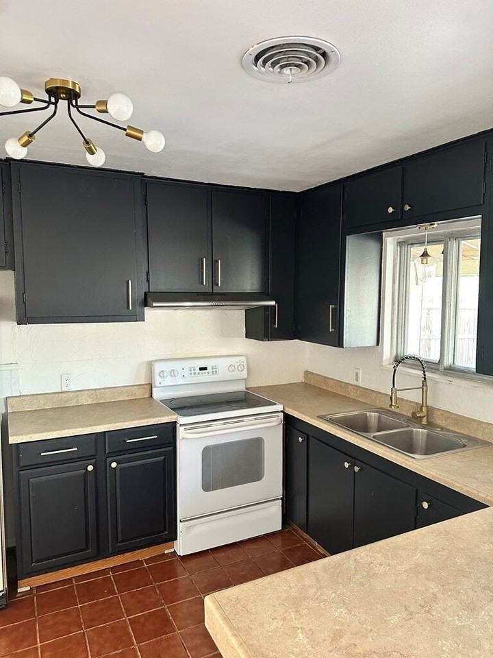 510 Lake Dr - Photo 3 of 17