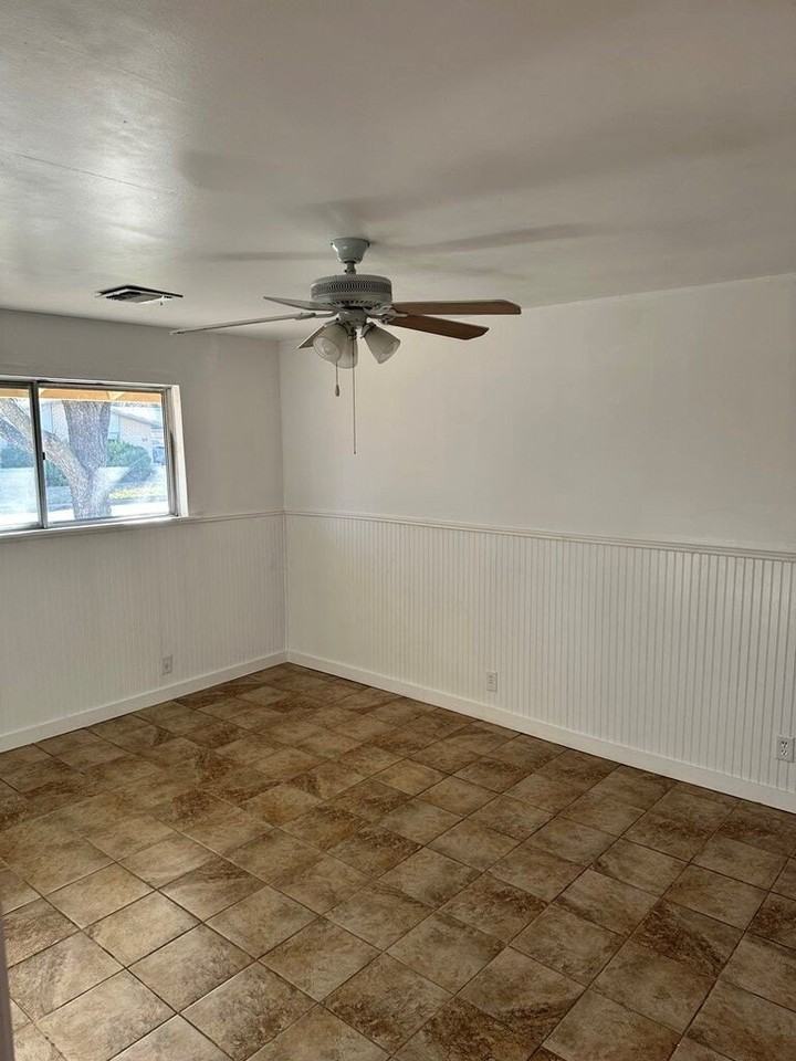 510 Lake Dr - Photo 5 of 17