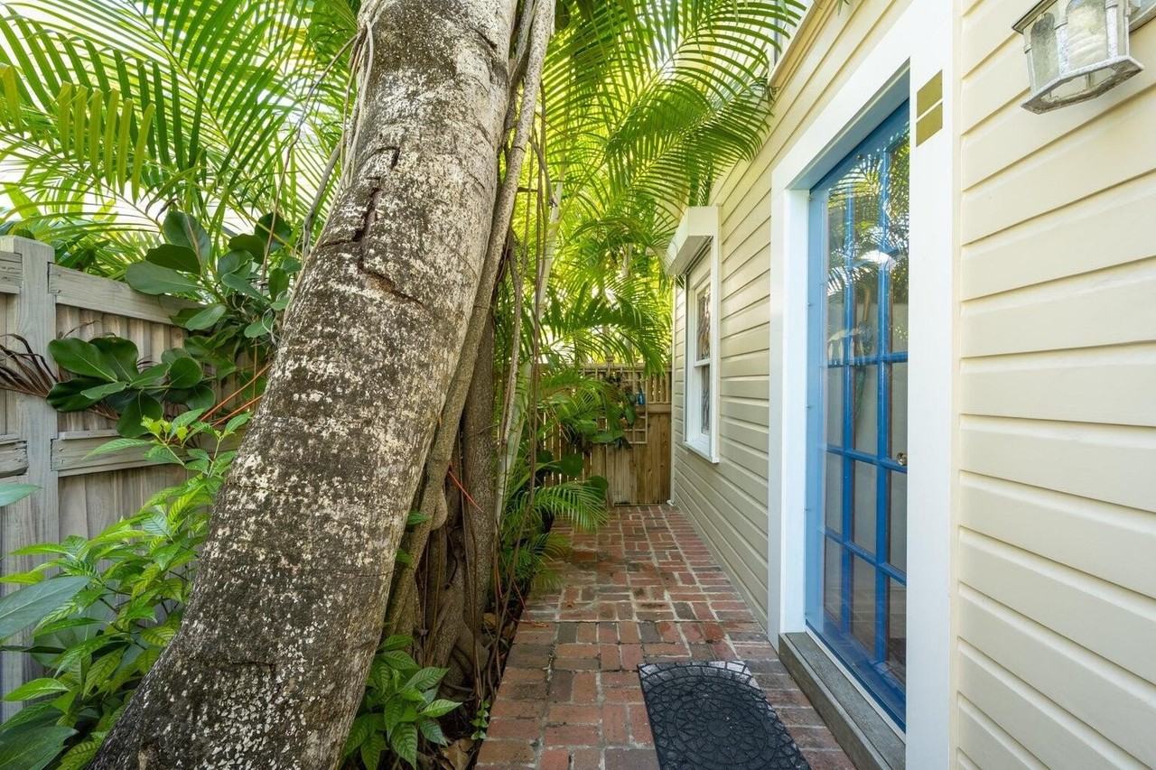1212 Varela St - Photo 3 of 50