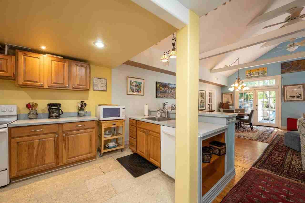 1212 Varela St - Photo 4 of 50