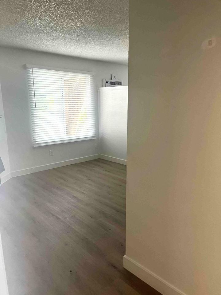20208 Leadwell St - Photo 2 of 10