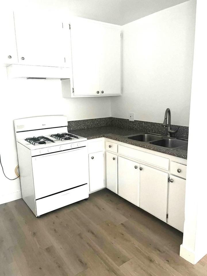 20208 Leadwell St - Photo 4 of 10