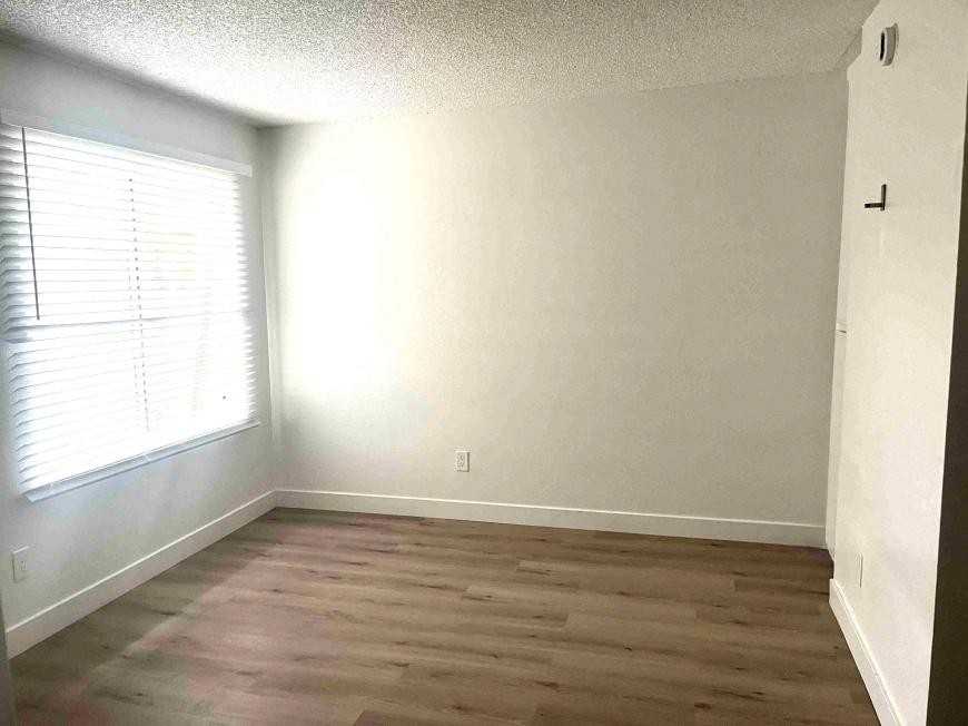 20208 Leadwell St - Photo 6 of 10