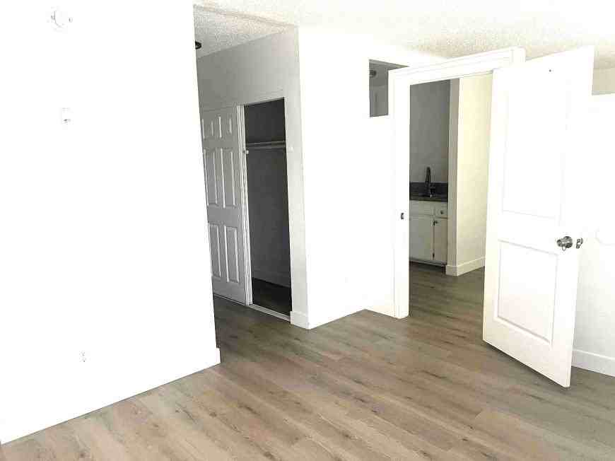 20208 Leadwell St - Photo 7 of 10
