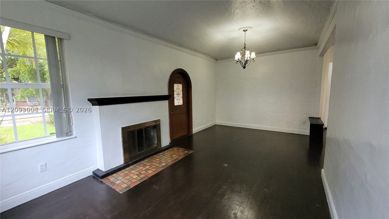 3666 Sw 13th Ter - Photo 5 of 33