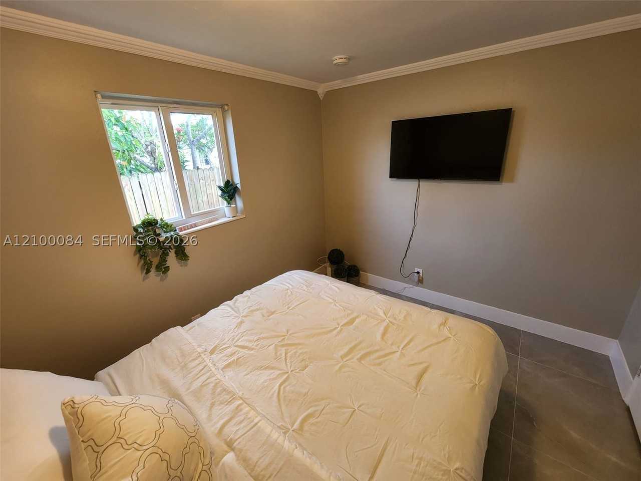 5650 Ne 8th Ave - Photo 4 of 15