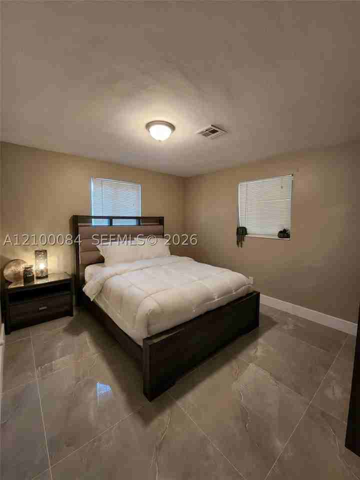 5650 Ne 8th Ave - Photo 6 of 15
