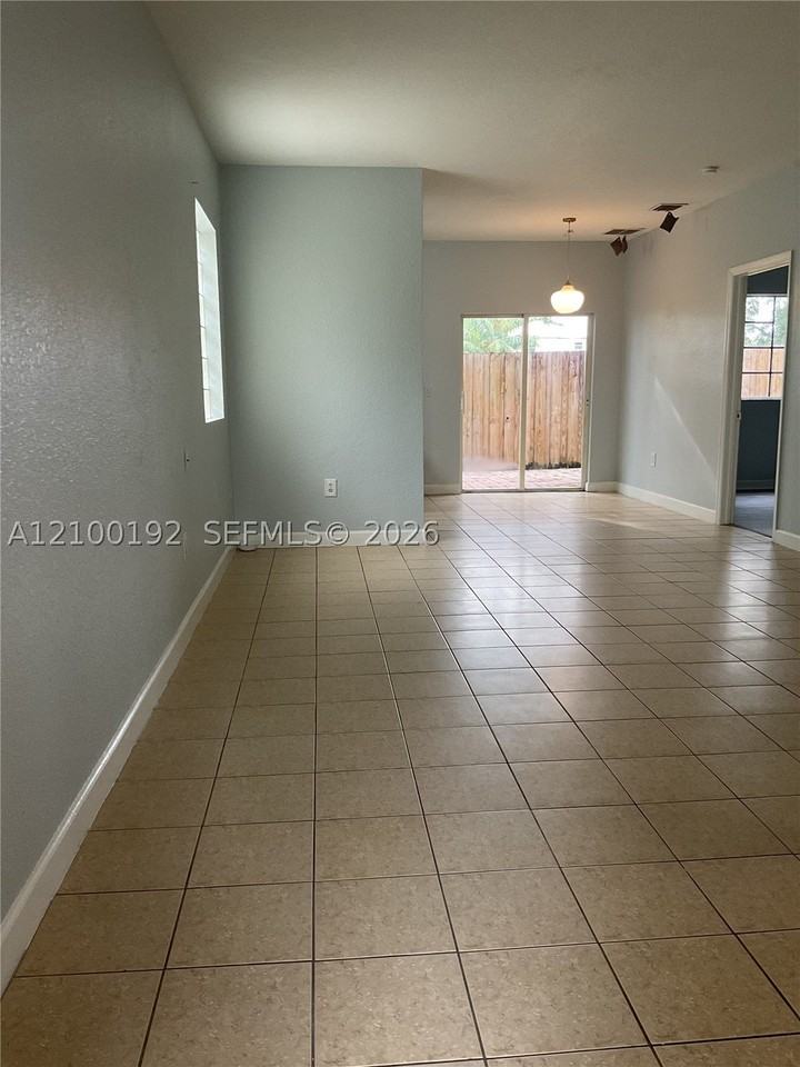 364 Ne 25th Pl #101 - Photo 4 of 28
