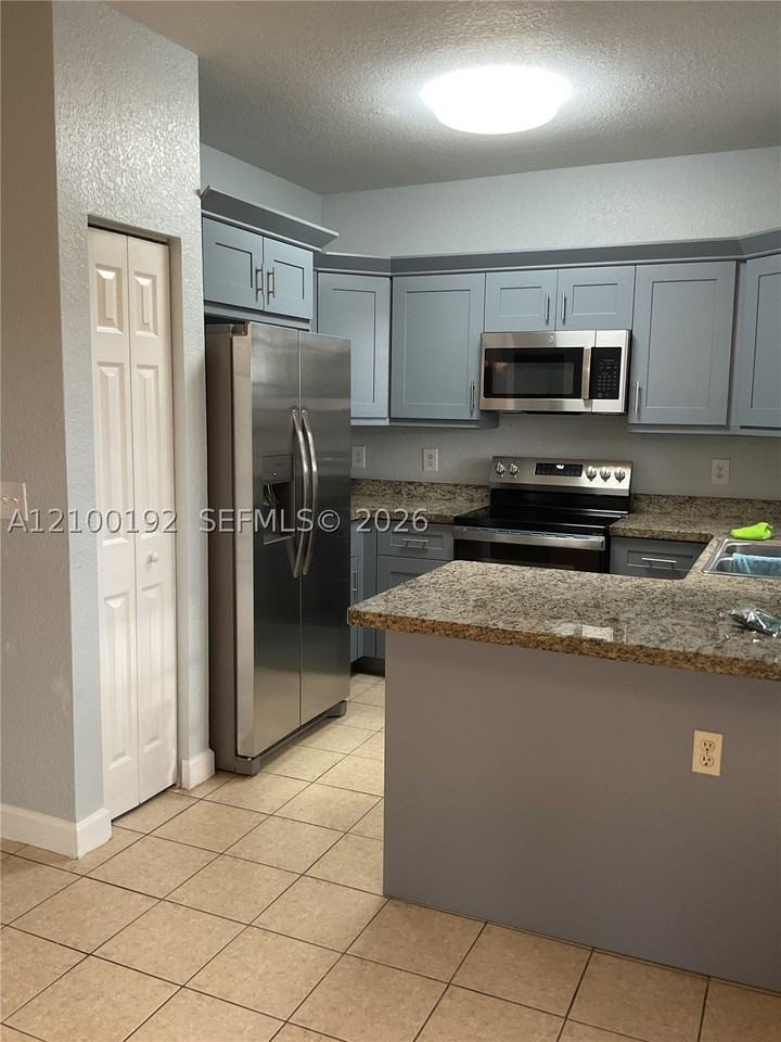 364 Ne 25th Pl #101 - Photo 5 of 28