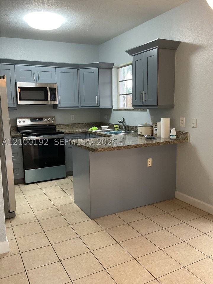 364 Ne 25th Pl #101 - Photo 6 of 28