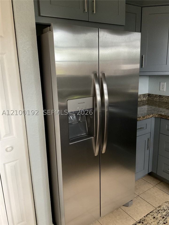 364 Ne 25th Pl #101 - Photo 7 of 28