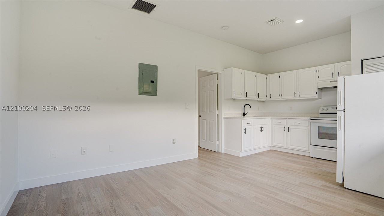 1330 Nw 5th St #2 - Photo 4 of 38