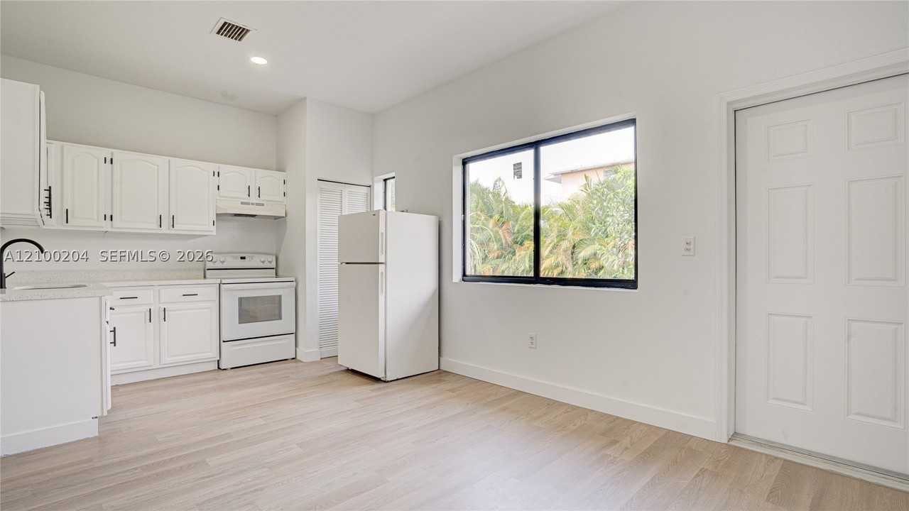 1330 Nw 5th St #2 - Photo 5 of 38