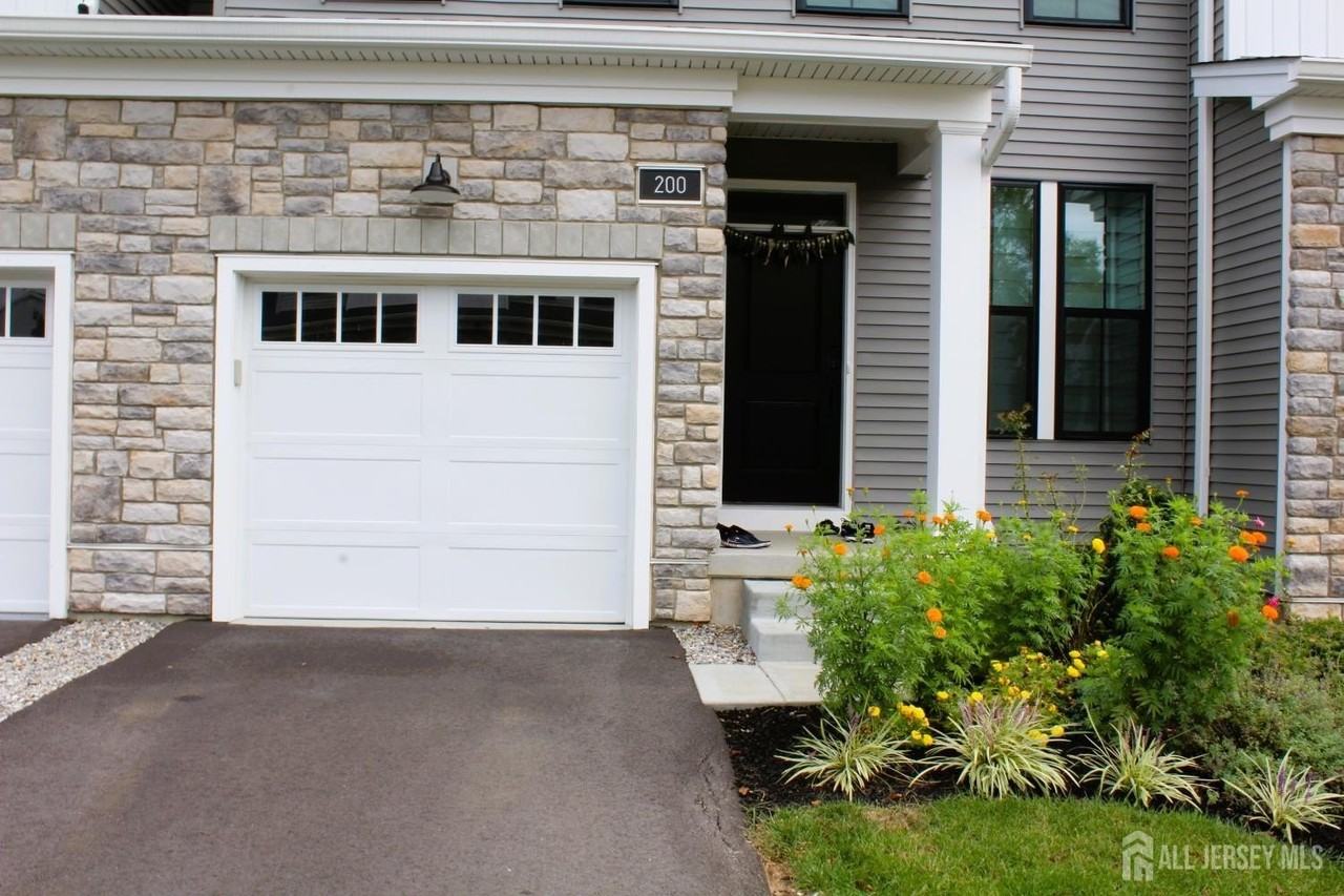 200 Mustang Dr - Photo 2 of 25