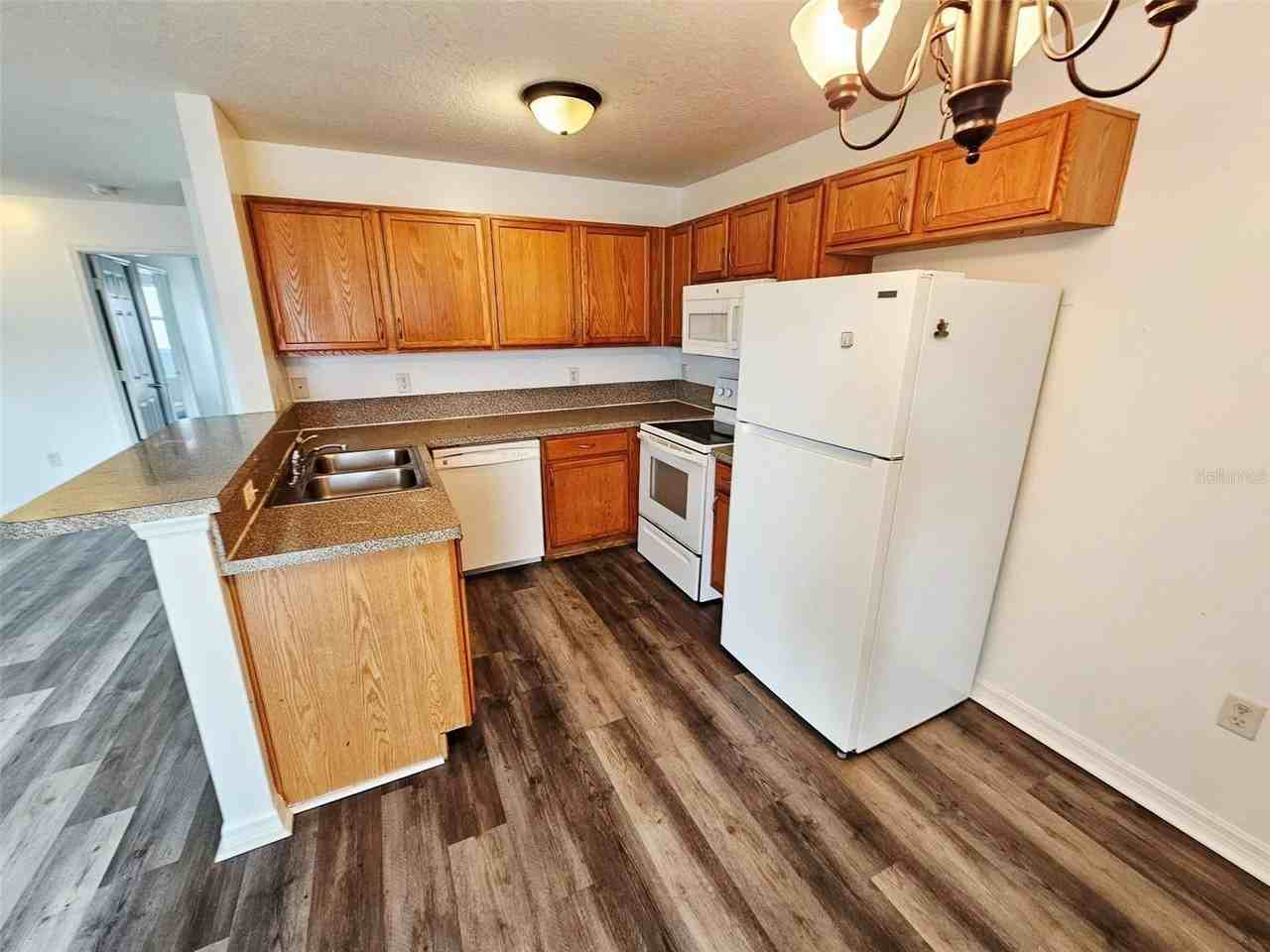 1024 Park Central Cir - Photo 4 of 13