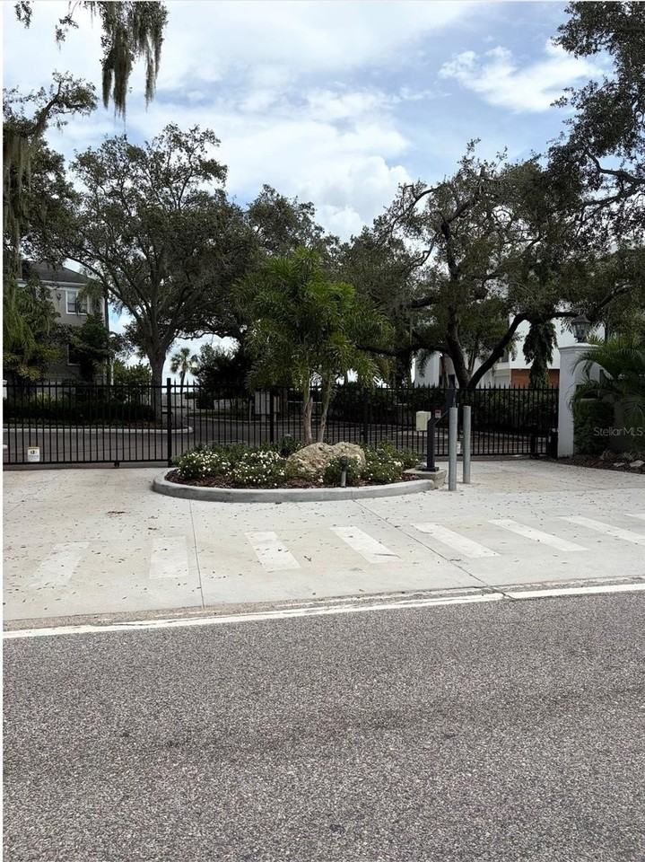 6212 Bayshore Blvd #G - Photo 2 of 40