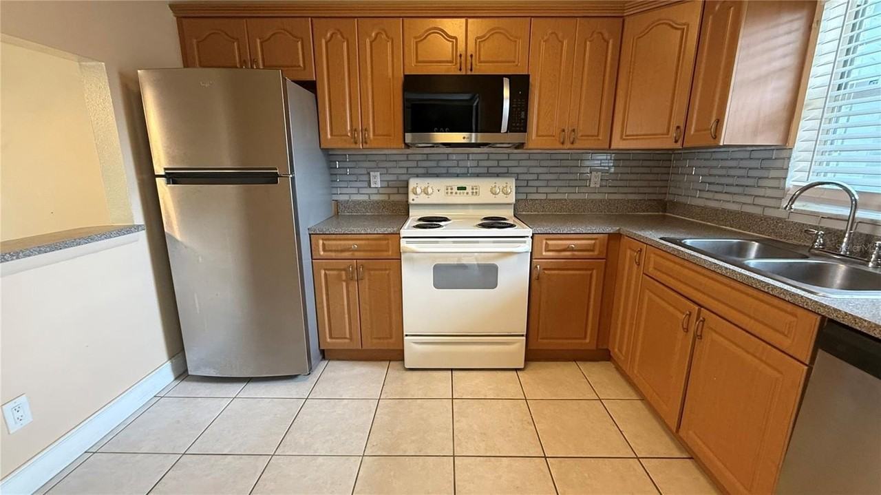 2830 Somerset Park Dr #202 - Photo 3 of 32