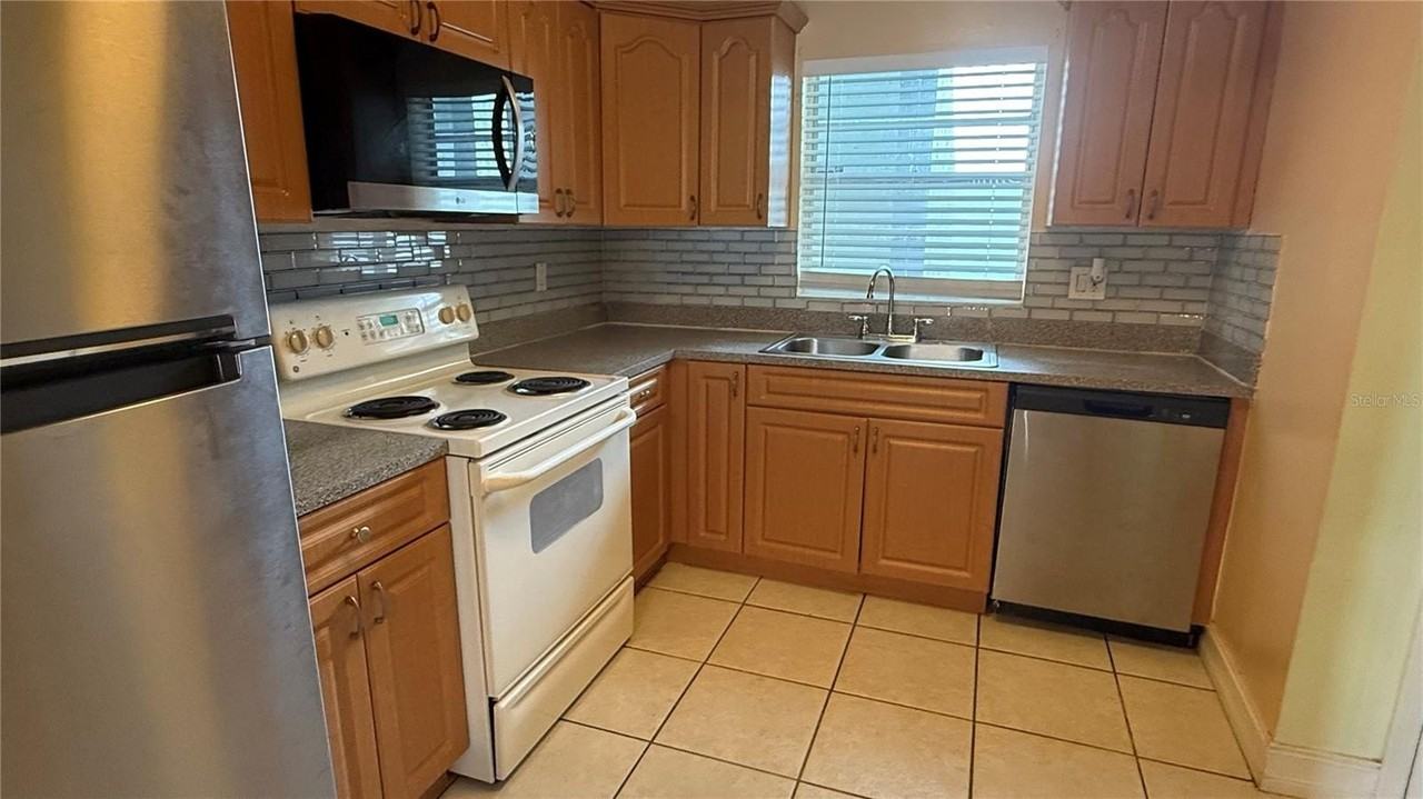 2830 Somerset Park Dr #202 - Photo 5 of 32