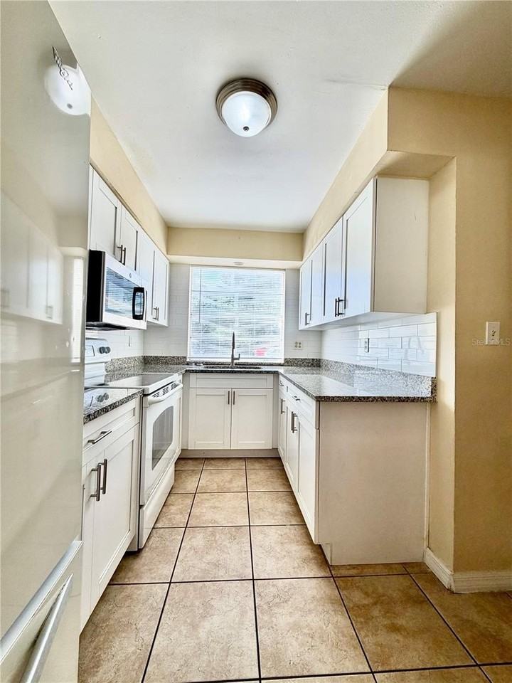 7501 Gallineta Ct #7501 - Photo 4 of 45