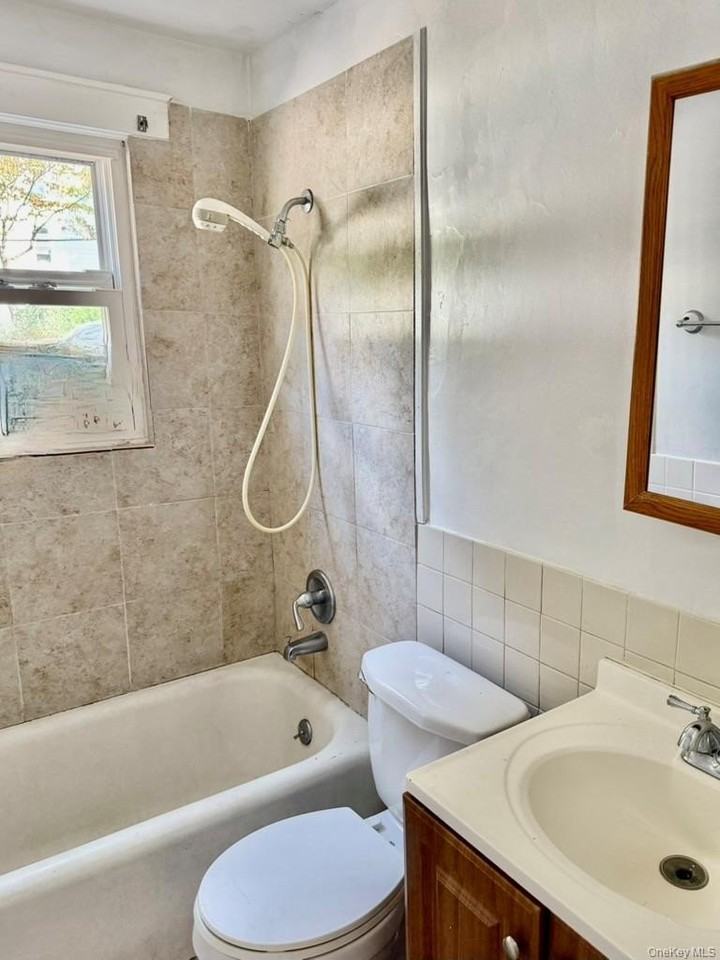 74 Yale Ave - Photo 7 of 18