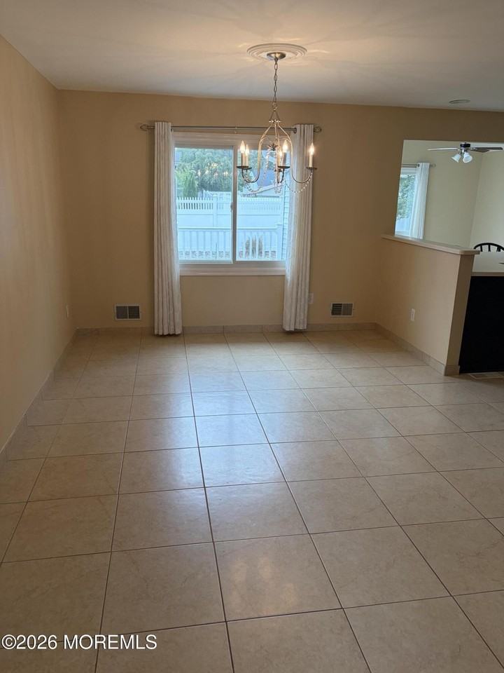413 Earl Dr - Photo 4 of 19