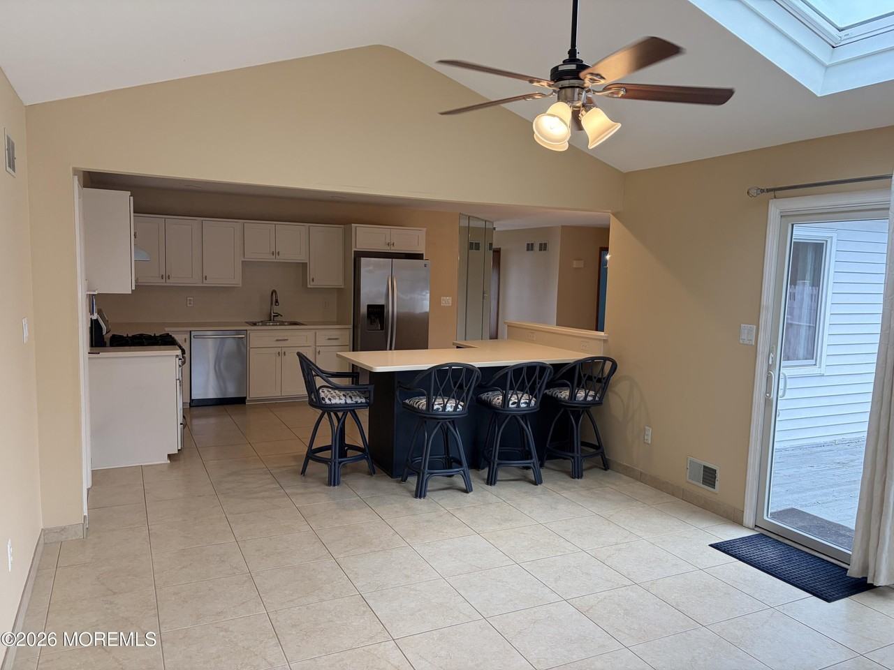 413 Earl Dr - Photo 7 of 19