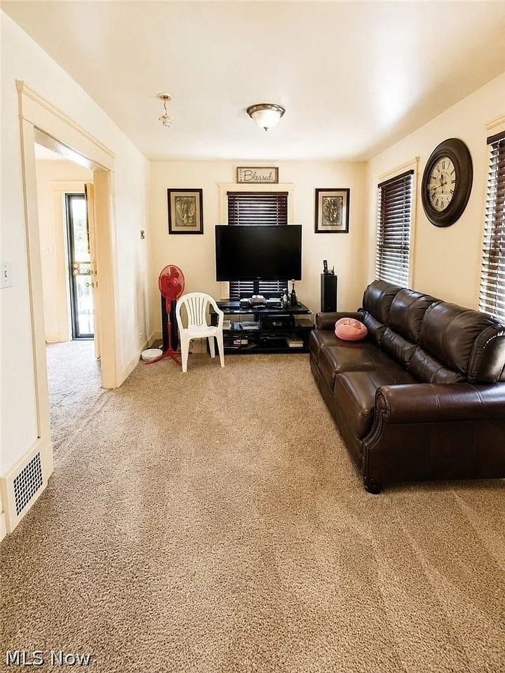 9520 Nelson Ave - Photo 4 of 11