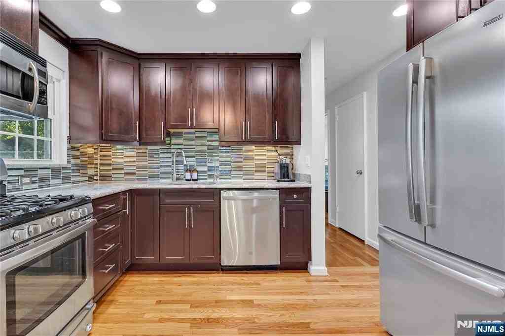 615 Bartell Pl - Photo 4 of 29
