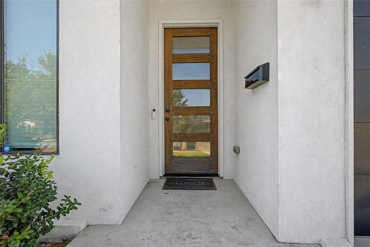 1902 Nomas St - Photo 4 of 34