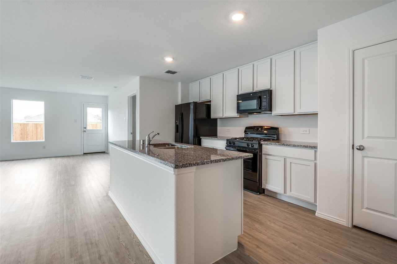 1708 Sims St - Photo 4 of 34