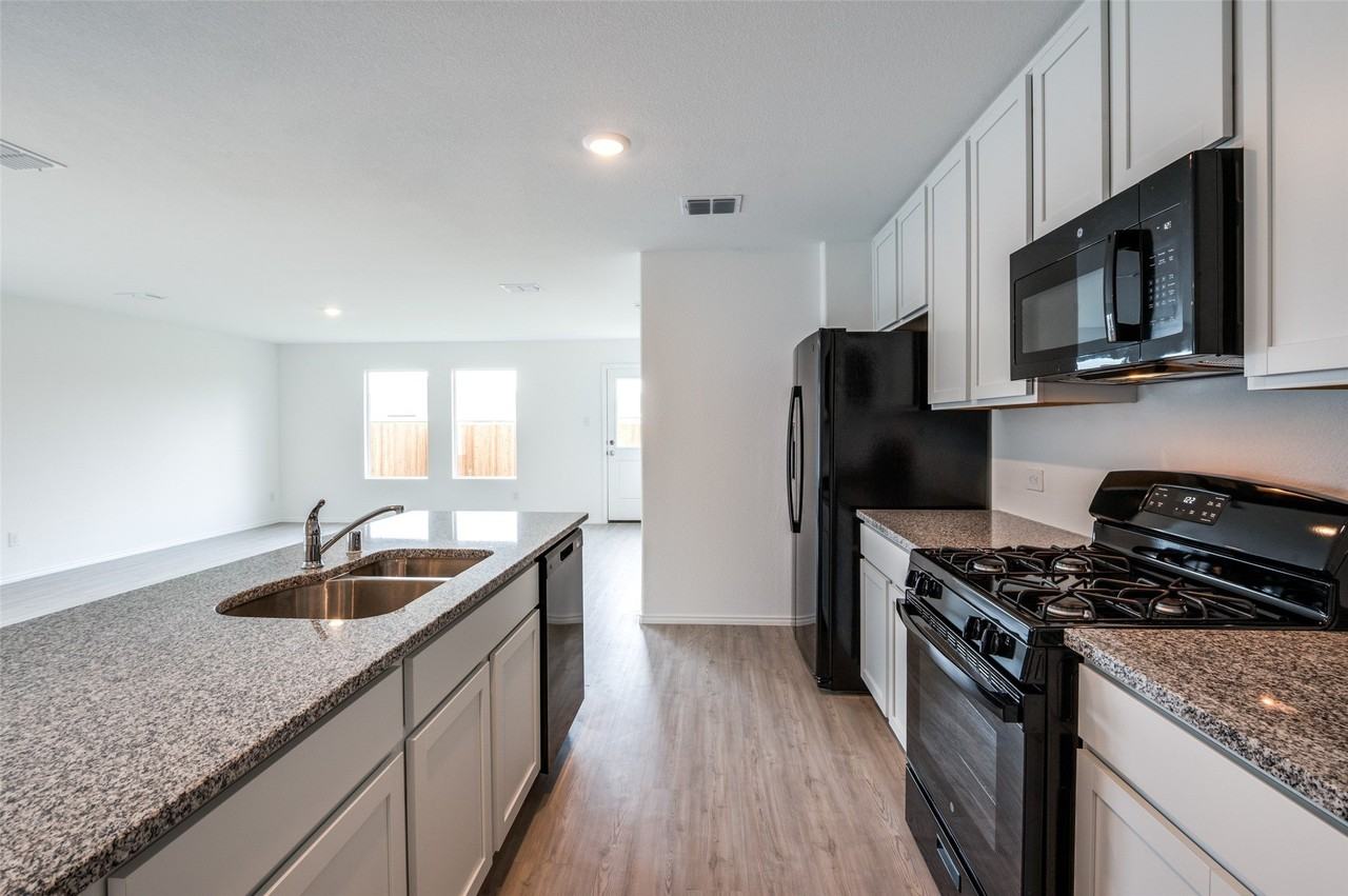 1708 Sims St - Photo 6 of 34